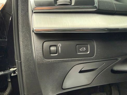 Used 2022 Volvo XC90 T5 Momentum w/ Climate Package image 11