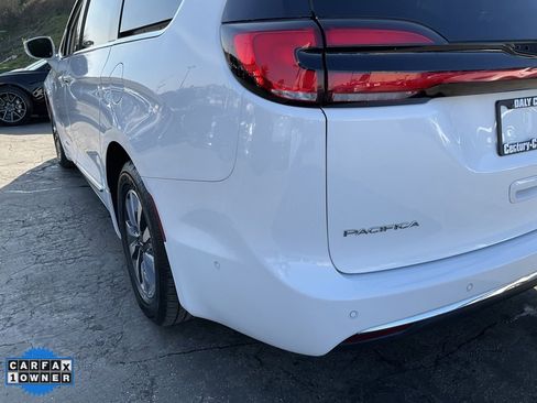 Used 2022 Chrysler Pacifica Limited w/ Uconnect Theater Family Group image 91