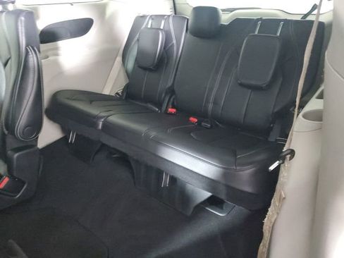 Used 2022 Chrysler Pacifica Touring-L image 21