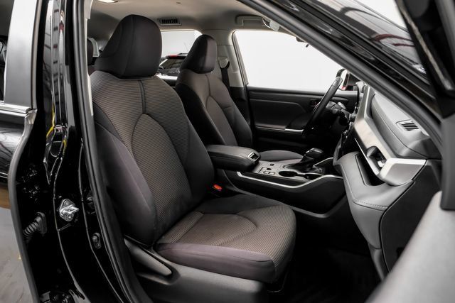 Used 2023 Toyota Highlander LE AWD/4WD image 36
