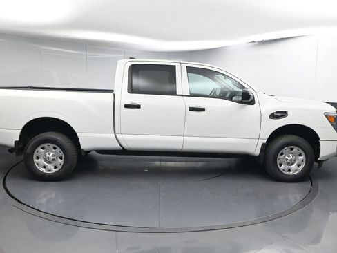 Used 2022 Nissan Titan S image 8