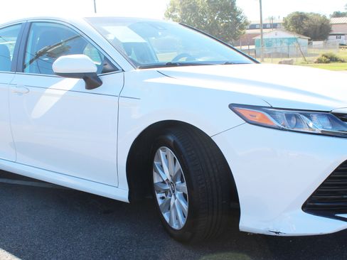 Used 2020 Toyota Camry LE image 12