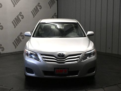 Used 2011 Toyota Camry LE FWD image 2