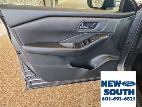 Used 2024 Nissan Rogue S image 9