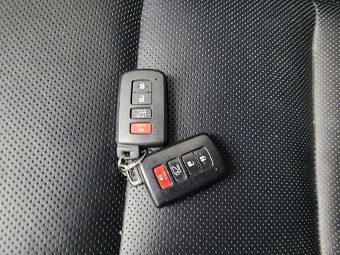 Used 2014 Toyota Highlander Limited AWD/4WD image 32