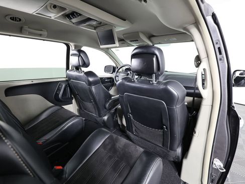 Used 2014 Chrysler Town & Country Touring-L image 19