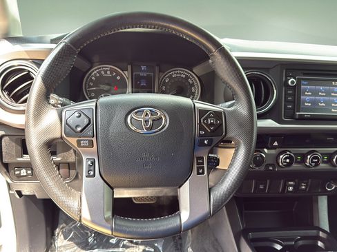 Used 2018 Toyota Tacoma SR5 AWD/4WD image 19