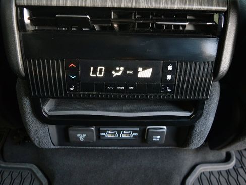 Used 2024 Jeep Wagoneer L Series III w/ Flexible Seating Group image 38