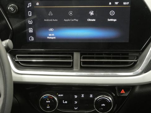 Used 2025 Chevrolet Trax LT FWD image 19