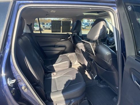 Used 2022 Toyota Highlander XLE image 20
