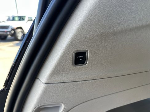 Used 2024 Chrysler Pacifica Touring-L image 21