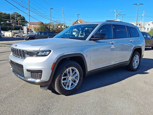 Used 2021 Jeep Grand Cherokee L Laredo w/ Luxury Tech Group I image 3