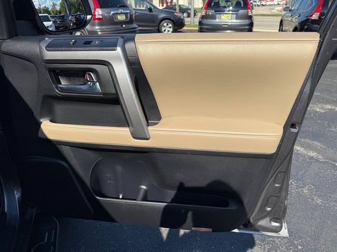 Used 2016 Toyota 4Runner SR5 AWD/4WD image 35