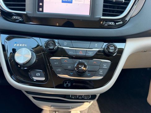 Used 2022 Chrysler Voyager LX FWD image 17