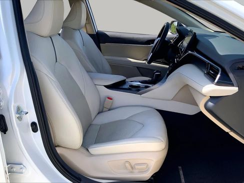 Used 2022 Toyota Camry XLE FWD image 9