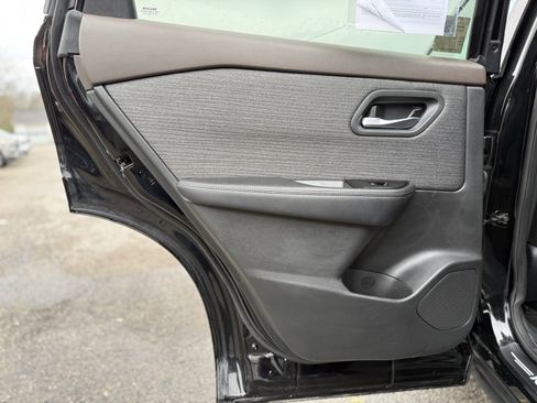 Used 2023 Nissan Rogue SV image 16