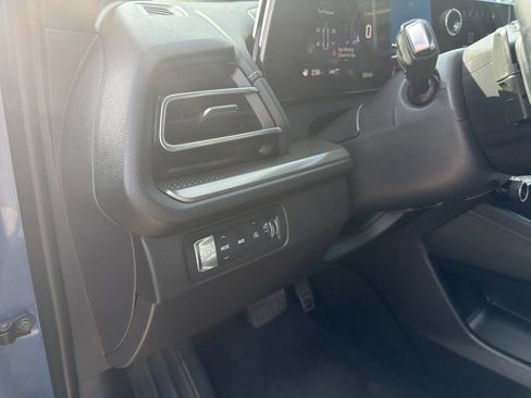 Used 2025 Chevrolet Traverse LT AWD/4WD image 16