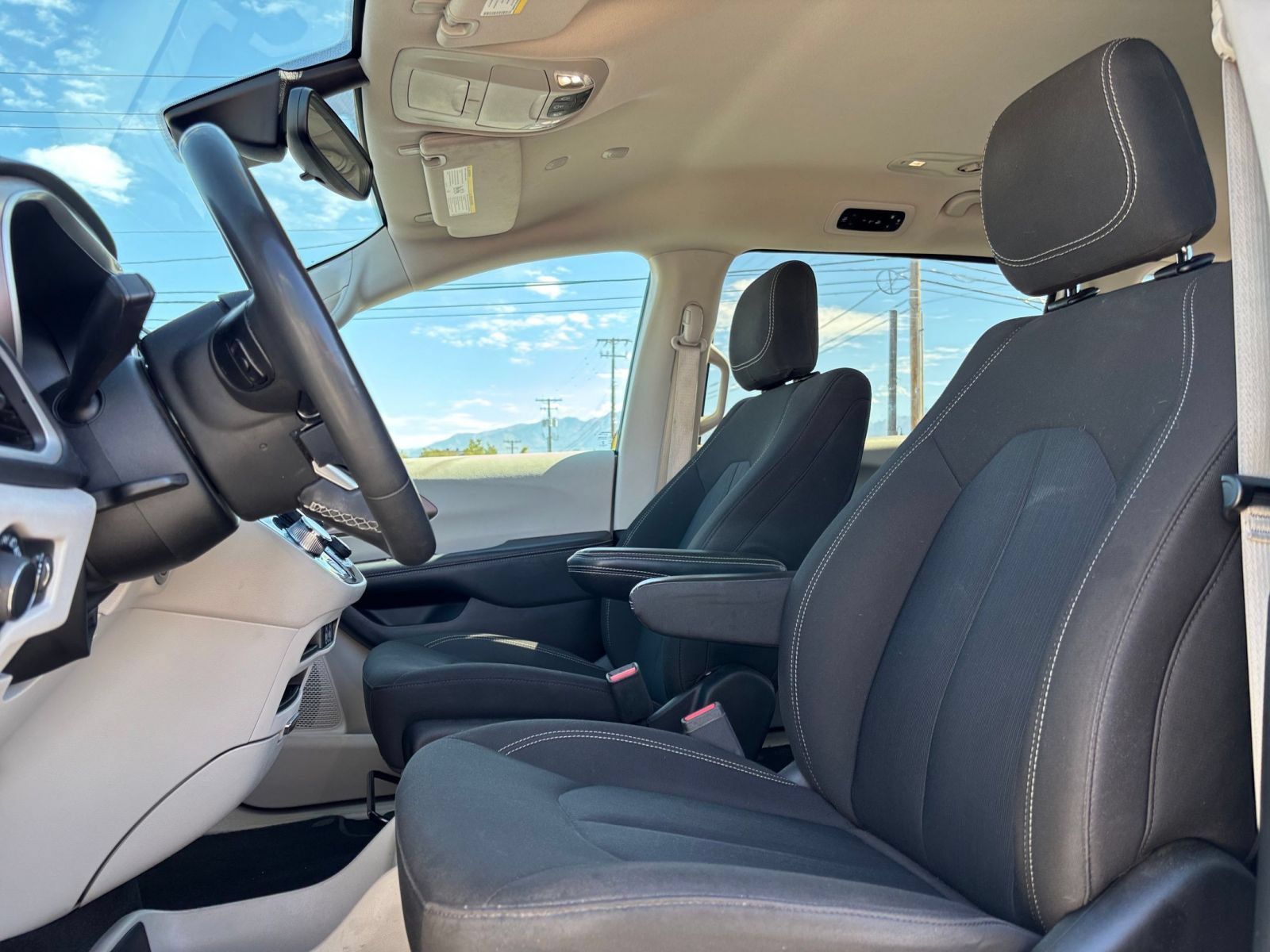 Used 2023 Chrysler Voyager LX FWD image 28
