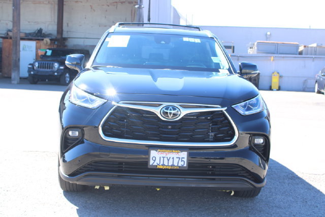 Used 2023 Toyota Highlander Limited FWD image 2