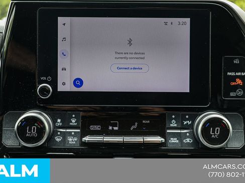Used 2024 Toyota Highlander LE FWD image 29