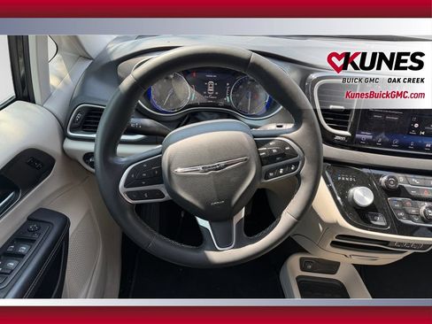 Used 2024 Chrysler Pacifica Touring-L FWD image 15