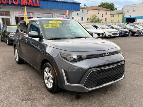 Used 2024 Kia Soul LX w/ Option Group 015 FWD image 2