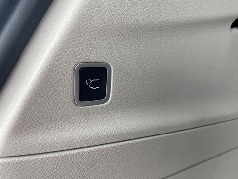 Used 2024 Chrysler Pacifica Touring-L FWD image 29