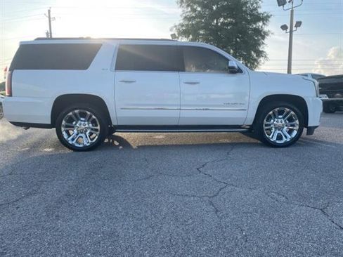 Used 2018 GMC Yukon XL SLT w/ Premium Edition image 10