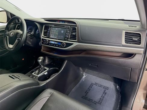 Used 2019 Toyota Highlander Limited Platinum FWD image 30