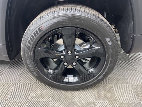 New 2025 Jeep Grand Cherokee Altitude image 4