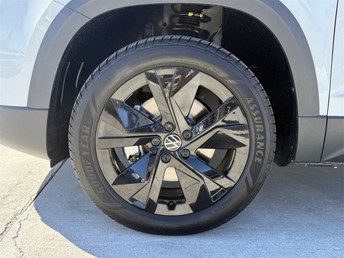 New 2026 Volkswagen Taos SE image 9