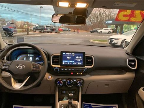 Certified 2025 Hyundai Venue SEL image 21