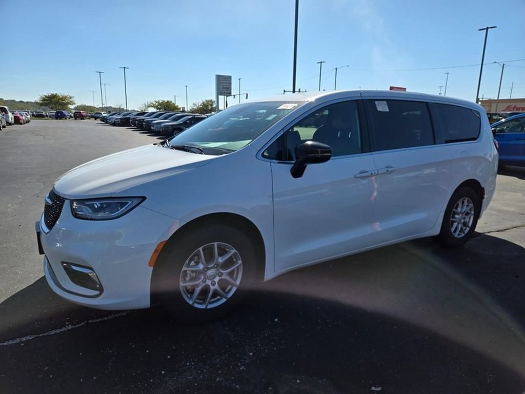 Used 2026 Chrysler Pacifica Select FWD image 3