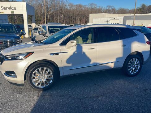 Used 2020 Buick Enclave Premium w/ Sun and Sites Package image 2