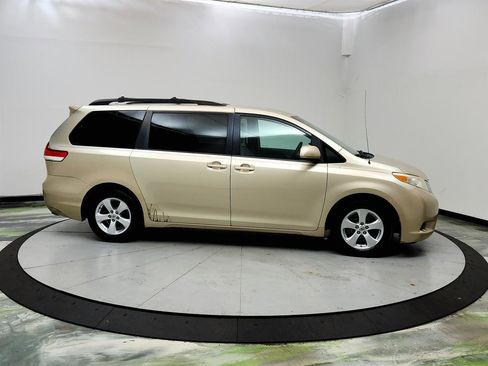 Used 2013 Toyota Sienna LE w/ Towing Pkg FWD image 4
