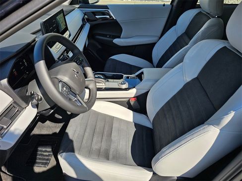 New 2025 Mitsubishi Outlander SE image 7