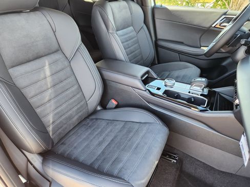 New 2025 Mitsubishi Outlander SE image 11