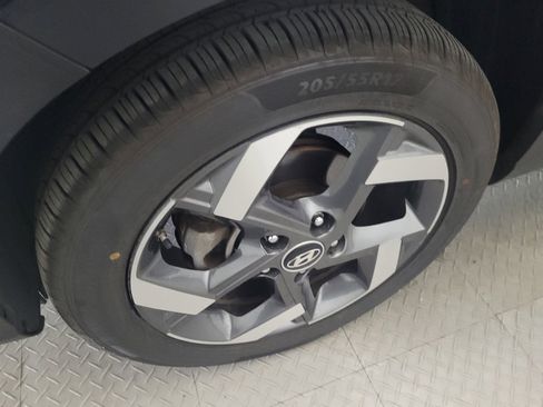 Used 2023 Hyundai Venue Limited w/ Cargo Package FWD image 31