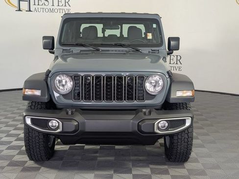 Used 2024 Jeep Gladiator Sport AWD/4WD image 3