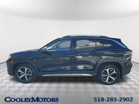 Used 2025 Volkswagen Tiguan SE AWD/4WD image 1