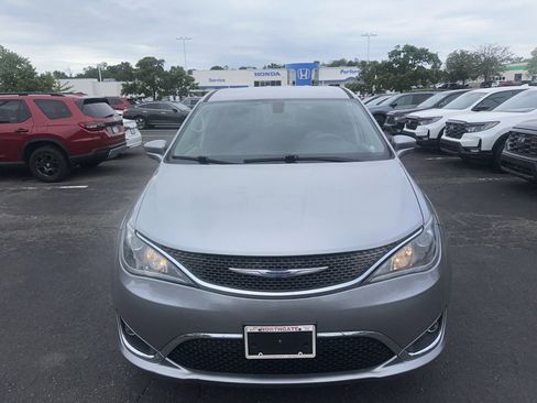 Used 2019 Chrysler Pacifica Touring Plus w/ Tire & Wheel Group FWD image 17