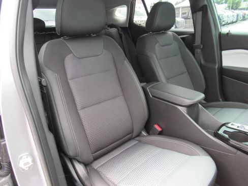 Used 2025 Chevrolet Trax LT w/ Sunroof Package FWD image 9