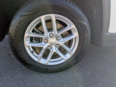 Used 2021 Jeep Grand Cherokee L Laredo w/ Luxury Tech Group I image 12