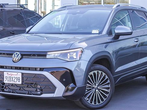 Used 2025 Volkswagen Taos SE image 1