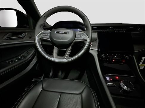 New 2025 Jeep Grand Cherokee Limited w/ Luxury Tech Group II image 27