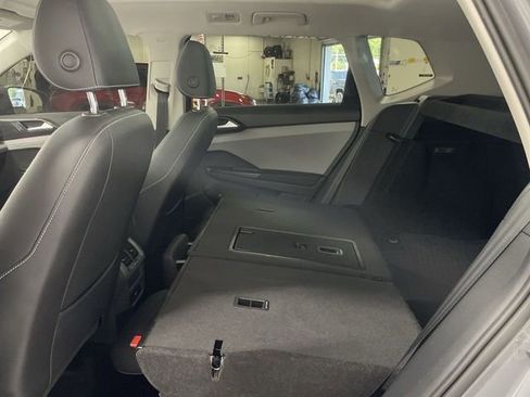 Used 2022 Volkswagen Taos SEL w/ Panoramic Sunroof Package FWD image 24