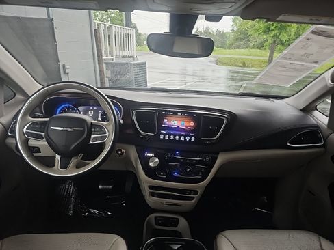 Used 2017 Chrysler Pacifica Limited FWD image 20