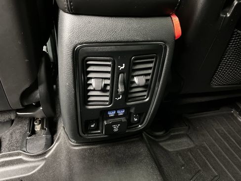 Used 2018 Jeep Grand Cherokee Limited image 12