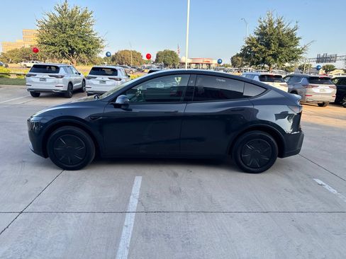 Used 2026 Tesla Model Y 2WD image 3