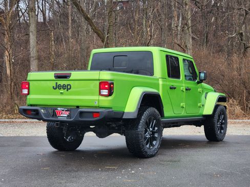 Used 2025 Jeep Gladiator Nighthawk image 13